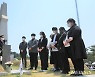 참배하는 위덕대 학생들