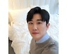 영탁, 침대 위에서 댄디하고 청순하게.. 40대 맞아?