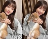 하연수, 토끼 든 꼬부기? '반려 토끼와 일본서 찰칵~' [스타IN★]