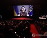 젤렌스키 우크라이나 대통령, 칸영화제 연설 영상 등장 "독재자는 죽는다"