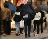 외투로 급하게 피하는 소나기