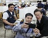[포토]한국지엠 직원들과 만난 이재명 더불어민주당 총괄선대위원장