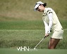김재희 '칩 인 버디를 노리는 어프로치샷'[포토]