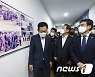한국지엠 노조 활동 사진 바라보는 이재명 후보