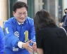 송영길, 선거운동 첫날 '주택 공급' 목청.."과감한 재개발·재건축"(종합)