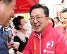 시민들과 인사하는 이장우 후보
