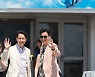 칸영화제, 행사장에서 기념촬영하는 정우성・이정재
