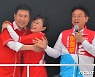 합동유세장에서 현직 국회의원과 시장 후보 '화합 위한 포옹'