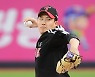 [수원 히어로]"오늘 아버지 기일. 꼭 이기고 싶었다." 뚝 떨어진 143km로 5이닝 무실점. 국내 선발 자존심 지켰다