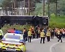 노인들 태운 관광버스 아찔한 사고.."안전띠 매서 다행"
