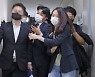 백운규 전 산업부 장관 "법·규정 준수했다" ..사무실·자택 압수수색(종합)