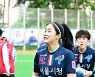 [WK포토] '응원 감사합니다' 사인볼 전달하는 서울시청 서현숙