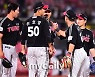 [MD포토] 하이파이브 LG '신나는 2연승'