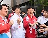 안철수, 공식 선거 운동 첫날 김은혜·신상진과 함께 출근길 유세 [뉴시스Pic]