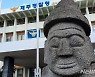 체크카드 요구 신종 보이스피싱 범죄..20대 인출책 검거