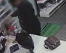 "돈 내놔" 마트 흉기 강도에 맞선 태국 여종업원