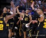 골고루 터진 골든스테이트, NBA 서부 결승 1차전서 기선제압