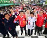 손 맞잡아 든 김은혜 경기도지사 후보와 김용남 수원시장 후보
