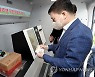 손승현 본부장, 우편물 무인 접수 시연