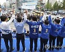 유권자들 향해 인사하는 송영길 후보
