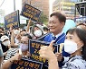 발달장애 지원체계 구축 촉구하는 시민들과 사진 찍는 송영길