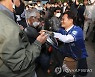시민들과 인사 나누는 송영길