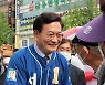 노원구 주민들과 인사 나누는 송영길