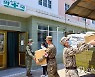 약국에 의약품 공급하고 있는 북한 군인들