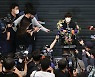 취재진 질문에 답하는 지소연