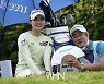 안지현-이계호 '우리 선수 덥지 않게 부채 준비했어요'[포토]