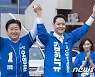 김한규와 만세하는 오영훈