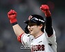 [포토]SSG 최지훈, 끝내기 승리다!