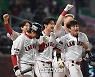 [포토]끝내기 득점에 함께 기뻐하는 SSG 김민식과 동료들