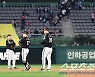[포토] 9회말 아쉬운 송구 실책으로 패배한 LG
