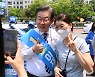 인천 유권자들 만난 이재명 후보