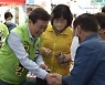 충북교육감 후보들, 전통시장 찾아 세몰이