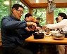 과천지역 경비원들과 아침식사하는 김은혜 후보