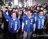 강남역에서 선거운동하는 송영길과 이재명