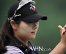 홍정민 '승점 따내며 김혜윤프로 아버지와 하이파이브'[포토]