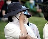 눈물 흘리는 홍정민의 어머니 '내딸 장하다'[포토]