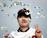 홍정민 '생애 첫 꽃세례'[포토]