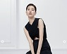 수지도 이런 파격 노출을? 엑스자 처리된 블랙톱에도 우아함은 여전하네!