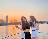 오윤아·이민정·이소연, 요트 위에서 뽐낸 '우월한 몸매'..미녀 삼총사 찍나