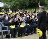 5년만에 盧추도식 참석한 文 "약속 지켰다..그리운 세월이었다"