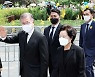 5년만에 盧 찾은 文 "약속 지켰다"..봉하마을엔 노랑·파랑 물결