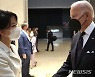 '바이든 영접' 깜짝 등장..김건희 여사 팬 카페, 9만 명 돌파