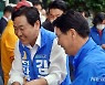 '군민들과 인사 나누는 김관영 민주당 전북도지사 후보'