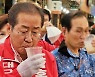 "더울 때 먹는 콩물은 꿀맛" 대구 관문시장 찾은 홍준표 후보
