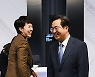 인사나누는