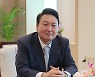 "尹대통령 취임후 첫 국정 평가..긍정 52.1%·부정 40.6%"